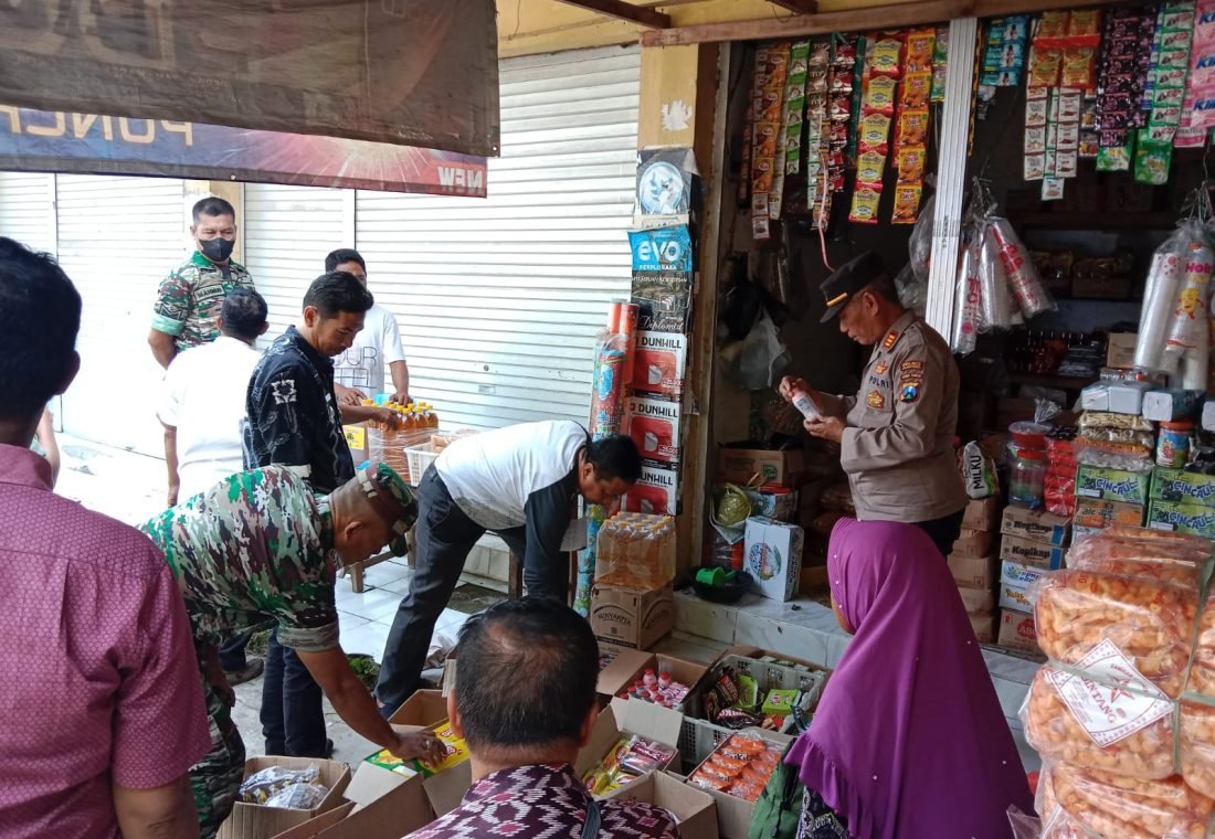 Cegah Makanan Kadaluarsa, Polsek Torjun Sampang Gelar Razia di Pasar Polowijo