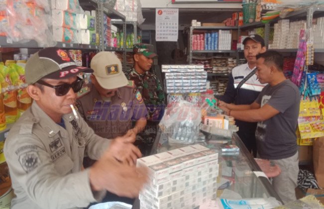 Maraknya Rokok Ilegal, Tim Satgas Bangkalan Gelar Operasi di Pasar Arosbaya