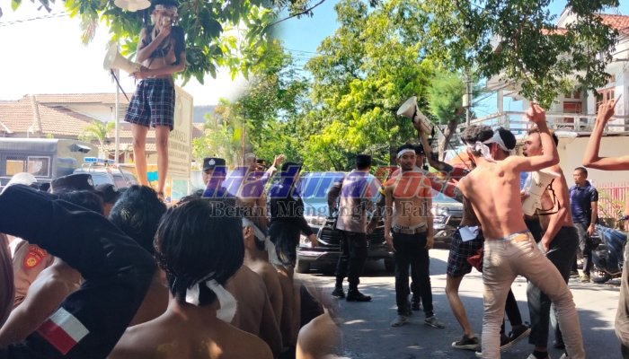 Tidak Ditemui Ketua Bawaslu Sumenep, Mahasiswa Bentrok dengan Polisi Hingga Blokade Jalan Raya