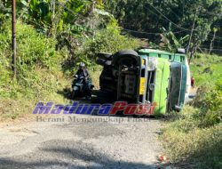 Akibat Rusak dan Sempit, Mobil Bermuatan Berat Terguling di Jalan Poros Kabupaten Sampang