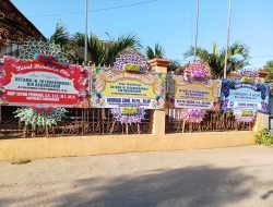 Karangan Bunga Dukacita Pejabat Pamekasan Hiasi Rumah Tokoh Pantura Samhari di Batumarmar