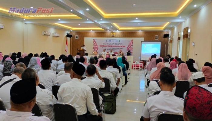ACARA. Potret ratusan kepala sekolah di bawah lingkungan Disdik Sumenep saat mengikuti Bimbingan Teknis Sekolah Responsif Gender. (M.Hendra.E/MaduraPost)