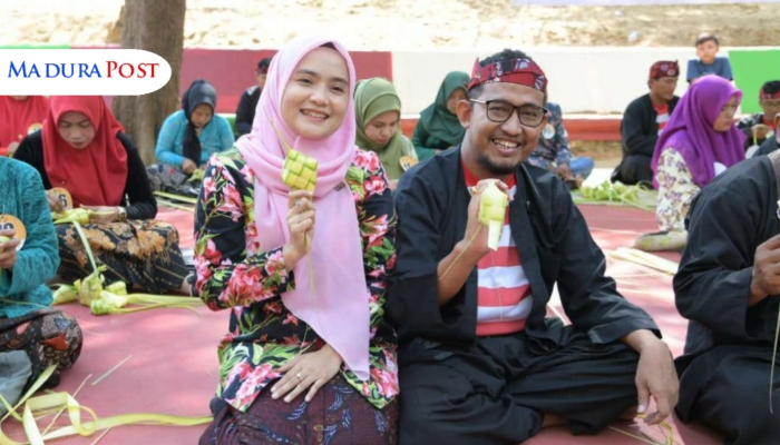 ACARA. Potret Bupati Achmad Fauzi Wongsojudo bersama istri, Nia Kurnia Fauzi, saat selesai membuat topak orong di Festival Ketupat 2025 yang berlokasi di Pantai Slopeng, Kecamatan Dasuk. (Istimewa for MaduraPost)
