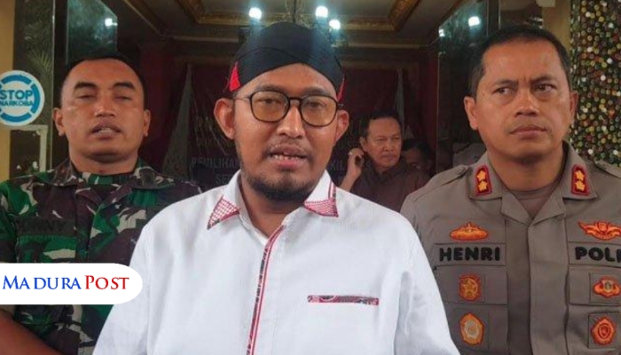 WAWANCARA. Potret Bupati Sumenep, Achmad Fauzi Wongsojudo (tengah), saat diwawancara wartawan beberapa waktu lalu. (Istimewa for MaduraPost)