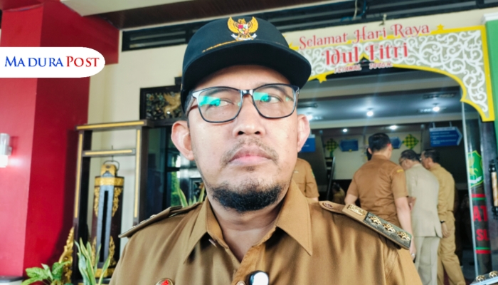 WAWANCARA. Potret Bupati Sumenep, Achmad Fauzi Wongsojudo, saat diwawancara wartawan usai apel pagi dan halal bihalal di halam kantor setempat. (M.Hendra.E/MaduraPost)
