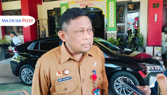 WAWANCARA. Potret Kepala DLH Sumenep, Arif Susanto, saat diwawancara awak media usai apel pagi dan halal bihalal pasca libur panjang Lebaran 2025. (M.Hendra.E/MaduraPost)
