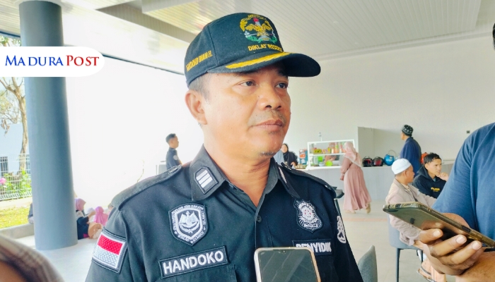 WAWANCARA. Potret Pengawas Satuan Pelayanan Terminal Arya Wiraraja Sumenep, Handoko Imam Hanafi, saat diwawancara wartawan di lokasi terminal setempat. (M.Hendra.E/MaduraPost)