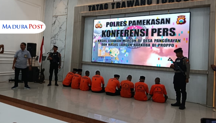 DITANGKAP. Para tersangka kasus ledakan mercon di Desa Pangorayan saat dihadirkan dalam konferensi pers di Mapolres Pamekasan, Senin (7/4/2025). (Safra'i/MaduraPost)