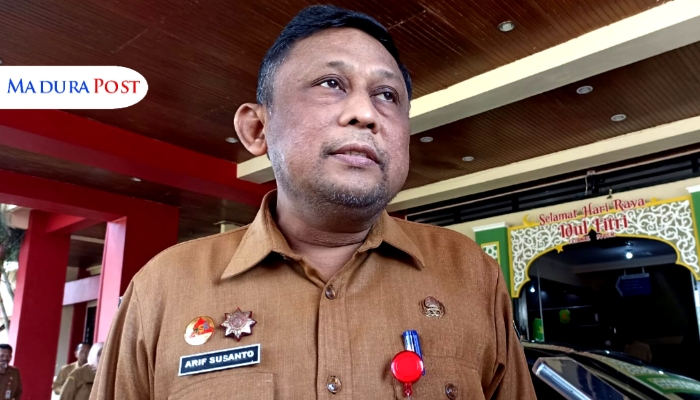 WAWANCARA. Potret Kepala DLH Sumenep, saat diwawancara awak media di halaman kantor pemkab setempat. (M.Hendra.E/MaduraPost)