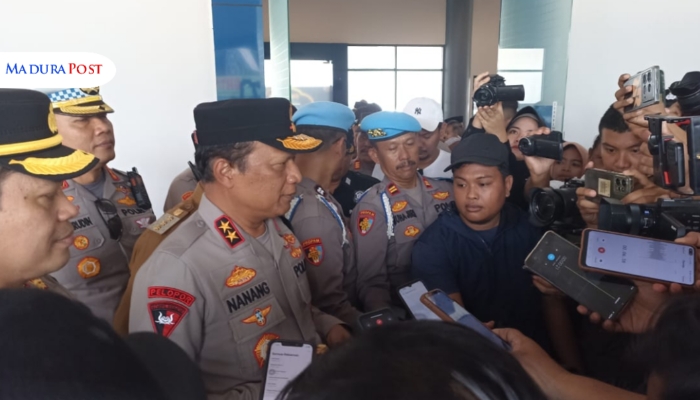 WAWANCARA. Potret Kapolda Jatim, Irjen Pol Nanang Avianto, saat meninjau situasi arus balik Lebaran di Terminal Arya Wiraraja Sumenep. (M.Hendra.E/MaduraPost)