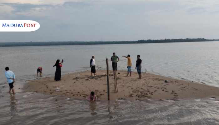 POLEMIK. Potret sejumlah warga berada di atas gundukan pasir di wilayah laut Gersik Putih, Sumenep, yang menjadi sorotan publik terkait kepemilikan SHM. (Istimewa for MaduraPost)
