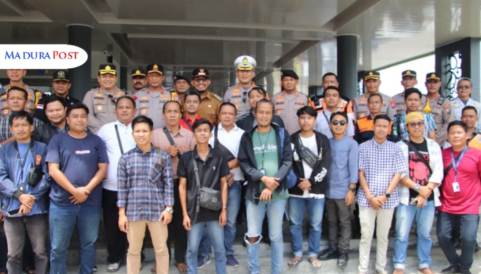 SEREMONI. Potret sejumlah jurnalis yang ada di wilayah kerja Sumenep bersama Kapolda Jatim, Irjen Pol Nanang Avianto, saat berfoto bersama. (Istimewa for MaduraPost)