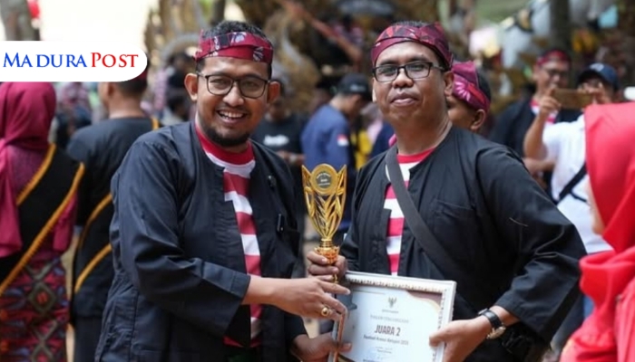 SEREMONI. Potret Bupati Sumenep, Achmad Fauzi Wongsojudo, saat menyerahkan piagam penghargaan kepada perwakilan Bappeda sebagai juara 2 Festival Ketupat 2025. (Istimewa for MaduraPost)