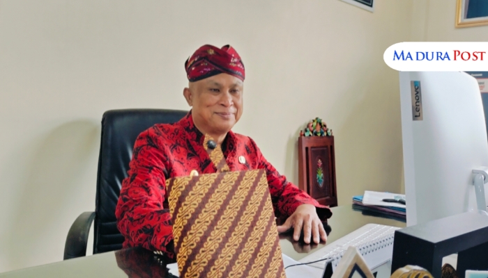 WAWANCARA. Potret Kepala Disbudporapar Sumenep, Moh. Iksan, saat ditemui Linkking di ruang kerjanya. (M.Hendra.E/MaduraPost)