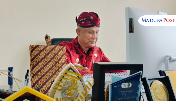 WAWANCARA. Potret Kepala Disbudporapar Sumenep, Moh. Iksan, saat ditemui Linkking di ruang kerjanya. (M.Hendra.E/MaduraPost)