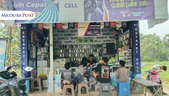 TRANSAKSI. Potret beberapa anak muda sedang melakukan transaksi di konter pulsa dan aksesoris ponsel milik BRILink Estafet Kios milik Abd. Aziz (28). (Istimewa for MaduraPost)