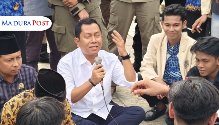 MERAKYAT. Potret Ketua Komisi IV DPRD Sumenep, Mulyadi, saat menemui massa aksi di depan kantor dewa setempat. (Istimewa for MaduraPost)