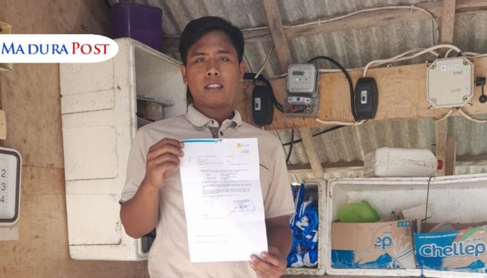 BUKTI. Potret Jailani, saat menunjukkan surat teguran dari PLN Sumenep di lokasi usaha tambak miliknya. (M.Hendra.E/MaduraPost)