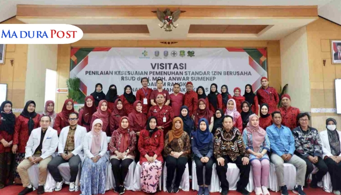 ELEGAN. Potret seluruh jajaran RSUDMA Sumenep saat berfoto bersama dalam sebuah kesempatan acara. (Istimewa for MaduraPost)