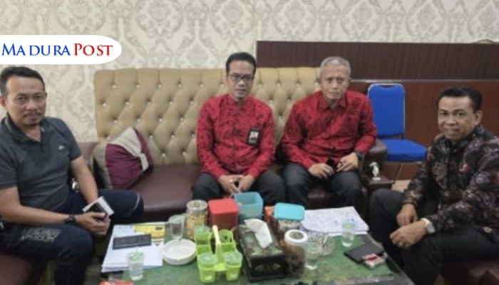 PERTEMUAN. Direktur Utama BPRS Bhakti Sumekar, H. Hairil Fajar (kiri tengah), saat melangsungkan koordinasi dengan Kepala DPMD Sumenep, Anwar Syahroni Yusuf (kiri). (Istimewa for MaduraPost)