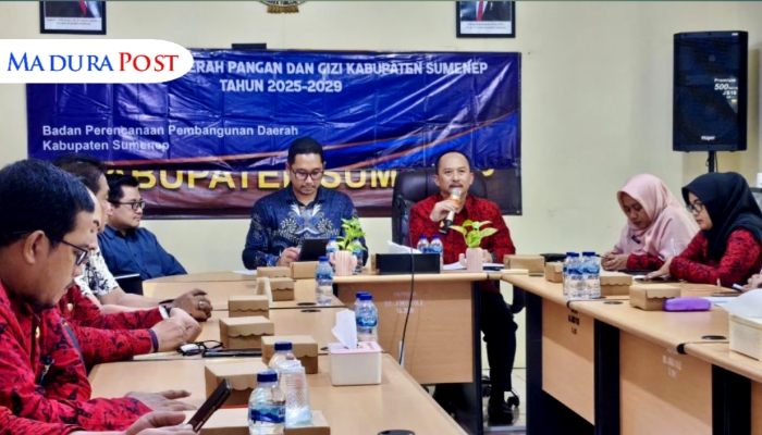 RAPAT. Potret Arif Firmanto, Kepala Bappeda Sumenep (tengah), saat memimpin rapat penyusunan RAD-PG sebagai upaya peningkatan sektor pangan dan gizi. (Istimewa for MaduraPost)