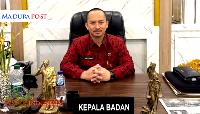 PROFIL. Potret Kepala Bappeda Sumenep, Arif Firmanto, saat berada di ruang kerjanya. (Istimewa for MaduraPost)