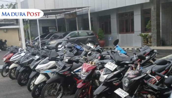 DI AMANKAN. Potret deretan sepeda motor yang diamankan Polres Pamekasan usai razia balap liar, Sabtu (19/4/2025). (Safra'i/MaduraPost)