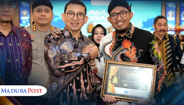 BANGGA. Potret Bupati Sumenep, Achmad Fauzi Wongsojudo, saat diganjar penghargaan dari Ketua SNKI, Fadli Zon, di kegiatan budaya berskala internasional bertajuk International Contemporary Keris Fest 2025. (Istimewa for MaduraPost)