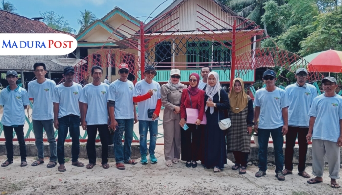 SIMBOLIS. Potret Pemenang lomba Boyang Siammasei saat menerima hadiah. (Istimewa for MaduraPost)