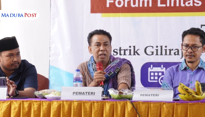 KEGIATAN. Potret Kepala DPMD Sumenep, Anwar Syahroni Yusuf (tengah), saat menjadi narasumber dalam Dialog Publik Forum Lintas Tokoh (FLT) Giliraja bertema “Listrik Giliraja: Antara Terang dan Gelap”, yang digelar di salah satu balai desa setempat. (Istimewa for MaduraPost)