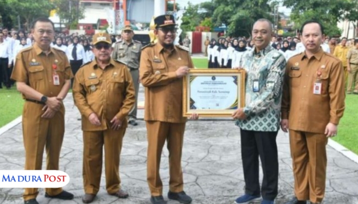 SIMBOLIS. Potret Bupati Sumenep Achmad Fauzi Wongsojudo didampingi Wabup Imam Hasyim, Sekdakab Edy Rasiyadi, Plt. Kepala BKPSDM Arif Firmanto saat menerima penghargaan dari perwakilan BAKN Jawa Timur di halaman kantor Pemkab setempat, Senin (21/04/2025). (Istimewa for MaduraPost)