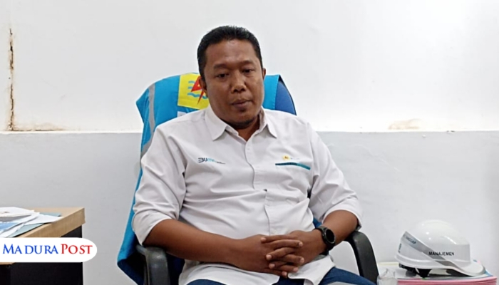 WAWANCARA. Potret Pangky Yonkynata Ardiyansyah, Manager ULP PLN Sumenep, saat diwawancara awak media di kantornya, Senin (21/4/2025). (M.Hendra.E/MaduraPost)