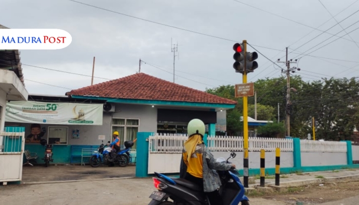 BANGUNAN. Potret Kantor ULP PLN Sumenep tengah direnovasi yang berlokasi di Jalan Urip Sumoharja, Mastasek, Pabian, Kecamatan Kota. (M.Hendra.E/MaduraPost)