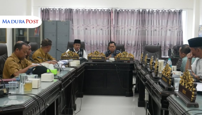 PEMBAHASAN. Potret rapat kerja Pansus IV DPRD Sumenep bersama Disbudporapar setempat berjalan lancar. (M.Hendra.E/MaduraPost)