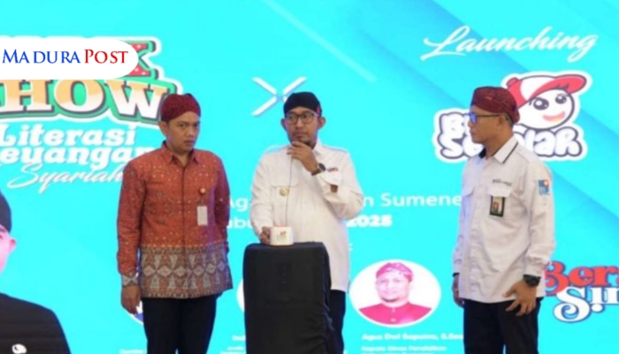 SIMBOLIS. Bupati Achmad Fauzi Wongsojudo didampingi Direktur Utama BPRS Bhakti Sumekar Sumenep, H. Hairil Fajar saat melaunching BBS di Pendopo Agung Keraton Sumenep, Rabu (23/4/2025). (Istimewa for MaduraPost)