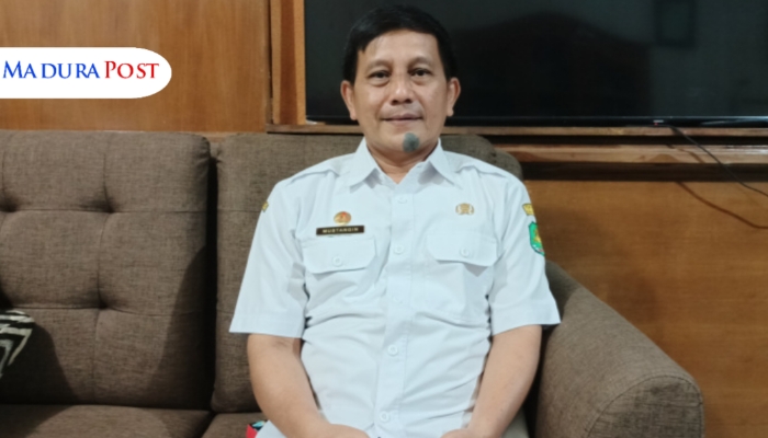 PROFIL. Potret Kepala Dinsos P3A Sumenep, Mustangin, saat berada di ruang kerjanya. (Istimewa for MaduraPost)