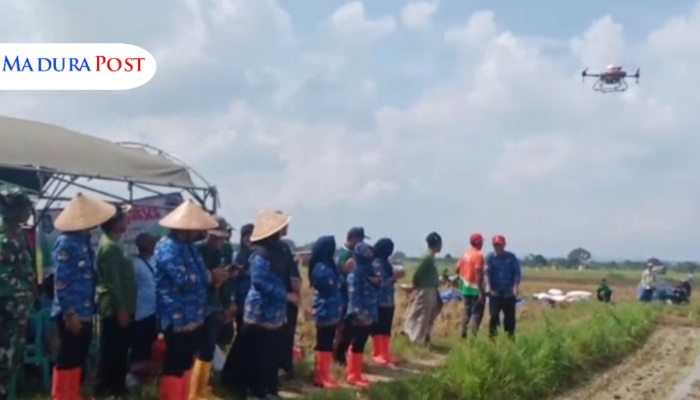 UJI COBA. Potret Kepala DKPP Sumenep, Chainur Rasyid, saat mengoperasikan drone sprayer penebar pupuk. (Istimewa for MaduraPost)