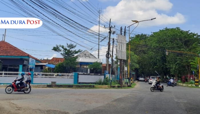 LOKASI. Potret Kantor ULP PLN Sumenep yang berlokasi di Jalan Urip Sumoharja, Mastasek, Pabian, Kecamatan Kota. (M.Hendra.E/MaduraPost)