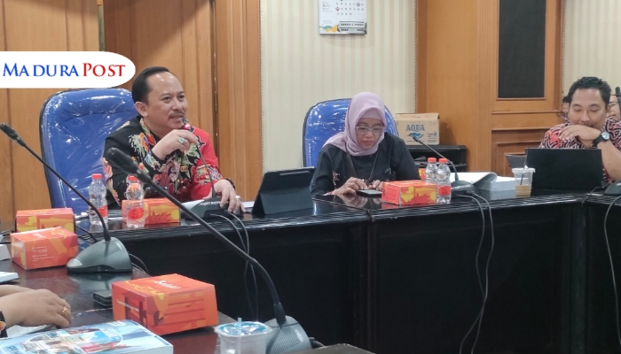 KEGIATAN. Kepala Bappeda Sumenep, Arif Firmanto (kiri), memimpin konsultasi rancangan awal RPJMD 2025–2029 bersama Bappeda Provinsi Jawa Timur di Surabaya, Kamis (24/4/2025). (Istimewa for MaduraPost)