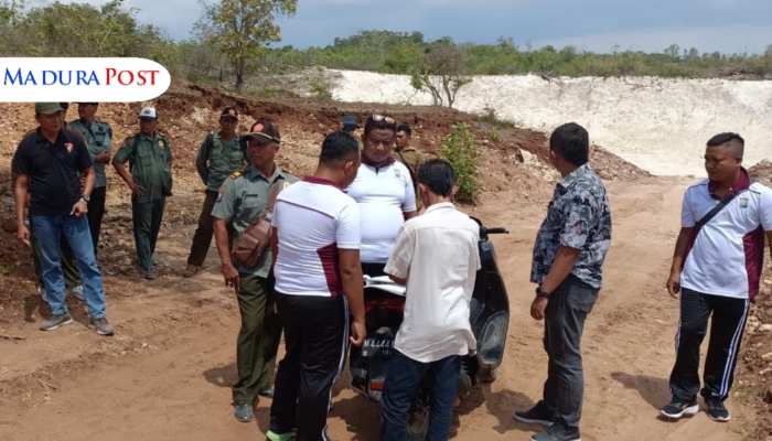 TINJAUAN. Potret sejumlah aparat dan warga Desa Kebunagong meninjau lokasi lahan yang menjadi objek klaim Perhutani di tahun 2023 lalu. (Istimewa for MaduraPost)