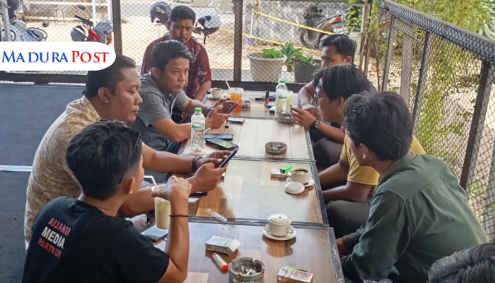 PERTEMUAN. Potret pertemuan Manager ULP PLN Sumenep, Pangky Yonkynata, memberikan, saat bertemu dengan Jailani dan Manager PT Haleyora Powerindo (HPI), Ardiansyah, di salah satu kafe pada Jumat (25/4/2025). (M.Hendra.E/MaduraPost)