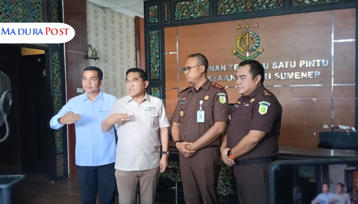 SIMBOLIS. Inspektur Jenderal PKP, Heri Jerman, bersama jajaran Kejaksaan Negeri Sumenep saat menyerahkan laporan dugaan korupsi program BSPS, Senin (28/4/2025). (Istimewa for MaduraPost)