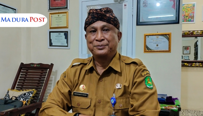 PROFIL. Potret Kepala Disbudporapar Sumenep, Moh. Iksan, saat berada di ruang kerjanya. (M.Hendra.E/MaduraPost)