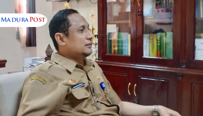 PROFIL. Potret Kepala Disdik Sumenep, Agus Dwi Saputra, saat berada di ruang kerjanya. (Istimewa for MaduraPost)