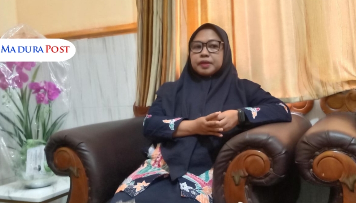 PROFIL. Kepala Dinkes P2KB Sumenep, drg. Ellya Fardasah, saat berada di ruang kerjanya. (Istimewa for MaduraPost)