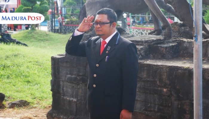 PROFIL. Potret Yanuar Yudha Bachtiar saat memberikan hormat di depan Gedung DPRD Sumenep yang lama. (Istimewa for MaduraPost)