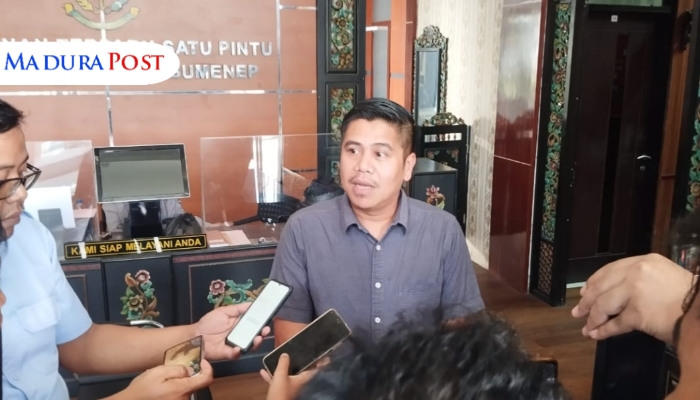 WAWANCARA. Kasi Intel Kejari Sumenep, Moch. Indra Subrata, memberikan keterangan kepada awak media usai pelimpahan tersangka kasus dugaan pemalsuan ijazah, Rabu (30/4/2025). (M.Hendra.E/MaduraPost)