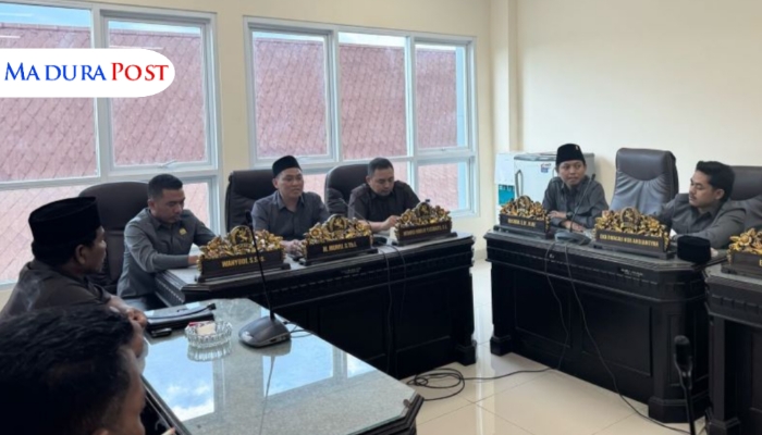 DISKUSI. Potret Komisi III DPRD Sumenep saat membuka posko pengaduan mengenai kasus dugaan penyimpangan program BSPS tahun anggaran 2024. (Istimewa for MaduraPost)