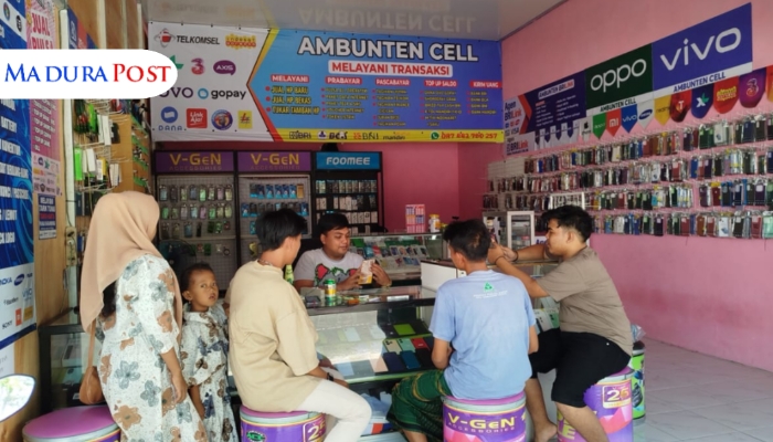 MELAYANI. Potret suasana pelayanan di Ambunten Cell, konter sekaligus agen BRILink yang menjadi andalan warga Desa Tamba Agung Tengah, Kecamatan Ambunten, Sumenep. (M.Hendra.E/MaduraPost)