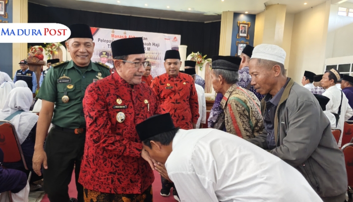 ACARA. Potret salah satu CJH saat bersalaman dengan Wabup Sumenep, Imam Hasyim, di Gedung Korpri. (Istimewa for MaduraPost)